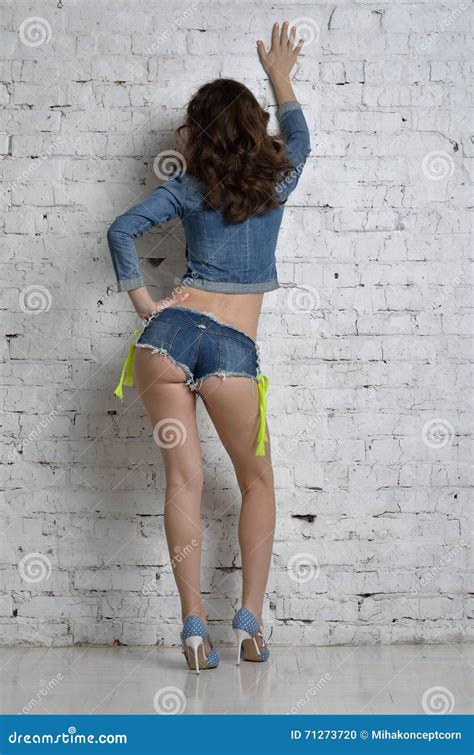 Mooie En Sexy Ezel In Jeansborrels Stock Foto Image Of Spijkerbroek Benen