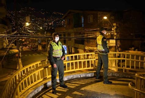 Medellín tendrá toque de queda este fin semana y recomienda la misma medida para el resto de alcaldes del área metropolitana. 674 personas violaron los dos días de toque de queda en ...