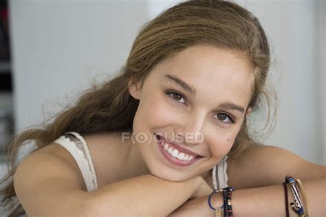Portrait Of Blond Smiling Teenage Girl Smiling — Teenager Blonde Hair
