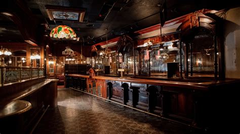 ghosts of new york s glamorous past haunt an empty pub the new york times
