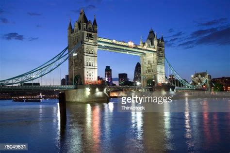 Tower Bridge Over Thames River At Night London England Foto De Stock