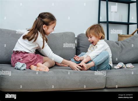 Mädchen Fuß Kitzeln Fotos Und Bildmaterial In Hoher Auflösung Alamy