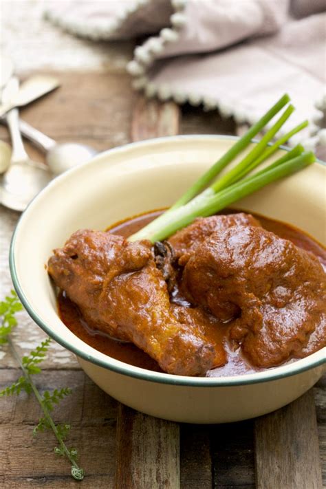 1kg tetelan dan jeroan kambing 4 lembar daun salam 4 lembar daun jeruk 6 lembar daun kari 1 batang serai1 ruas lengkuas, kunyit (bakar). Ayam Masak Gulai Kawah 3 - masam manis