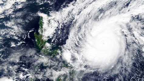 Super typhoon slams into Philippines, 1 million evacuated