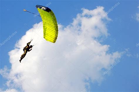 Parachuter Descending With A Parachute Against Blue Sky — Stock Photo