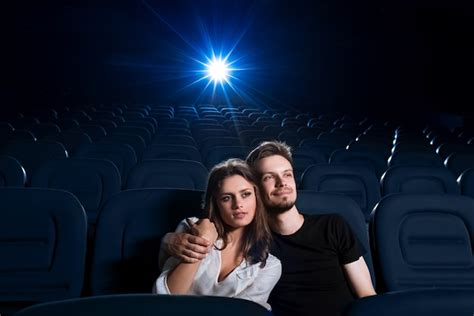 Foto De Una Joven Pareja Enamorada Que Tiene Una Cita En El Cine Viendo