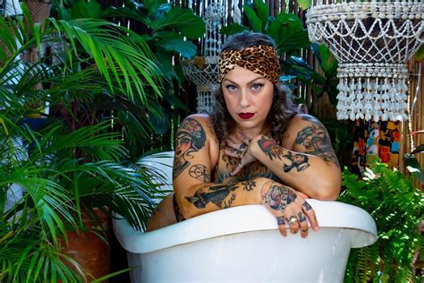 American Pickers Danielle Colby Shares Naked Photo Of Herself In The