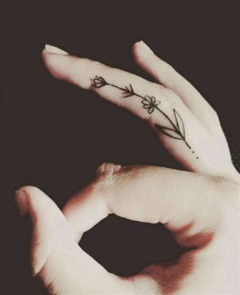 1001 Finger Tattoo Ideen Und Ihre Bedeutung Finger Tattoos Kleine Tattoo Motive Tattoo Motive