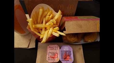 Ada yang menjual bungkusan (package) bts meal paket lengkap mulai dari paper bag, dua buah saus (cajun dan sweet thai), saus sambal mcd, box bts mcd chicken nugget, hingga cup drink bts mcd with cap. BTS Meal McDonald's Experience - YouTube