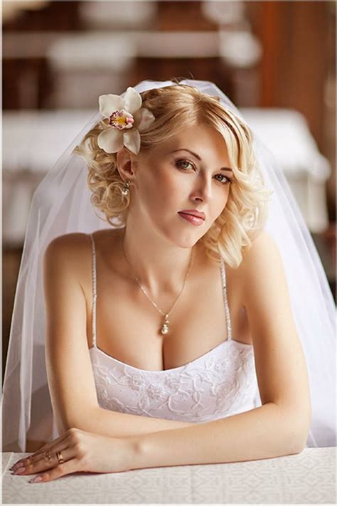 Une coiffure idéale pour aborder les frimas, enveloppée de douceur et de féminité. 1001 + photos pour trouver votre coiffure de mariée et les ...