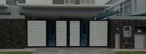 If you're looking to combine the sleek look of aluminium with the contemporary style of modern materials, share your vision with our experts and we will bring your vision to life with a custom gate design. Entrance Gates - Express Windows