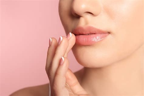 Cara Memakai Vaseline Lip Therapy Yang Benar Bikin Bibirmu Merona