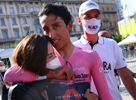 Egan bernal fue recibido con honores a su llegada a colombia. El campeón del Giro de Italia arroja positivo al Covid-19