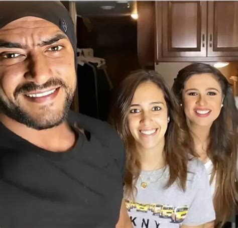 ياسمين عبد العزيز مع ابنتها وزوجها صورة مجلة الجرس