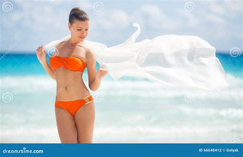 海滩的美丽的妇女在橙色比基尼泳装 库存照片 图片 包括有 超过 有吸引力的 一个 享用 火箭筒 66648412