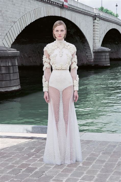 D Fil S Vogue Paris Collection Couture Robe De Mari E Haute