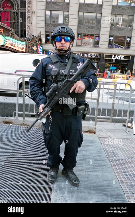 nypd unit anti terrorism counterterrorism police officers carrying machine guns in times square