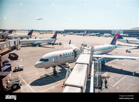 Service Airport Hi Res Stock Photography And Images Alamy