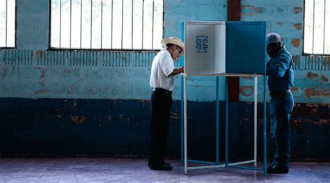 Dónde votar en la consulta popular y referéndum en ecuador. Cinco formas de saber dónde votar en la consulta popular ...