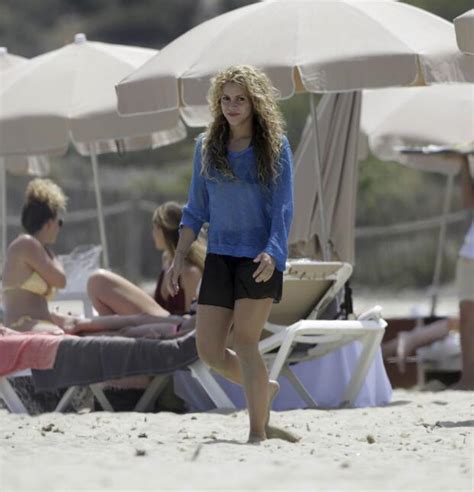 Shakira Enamorada Y Luciendo Sus Curvas En La Playa Univision