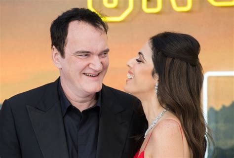 Ünlü yönetmen quentin tarantino, premiere dergisine verdiği röportajda, 2010'ların en iyi filmleri listesinin başında sosyal ağ (the social network) filminin geldiğini açıkladı. Quentin Tarantino becomes a dad for first time as wife welcomes son | Metro News