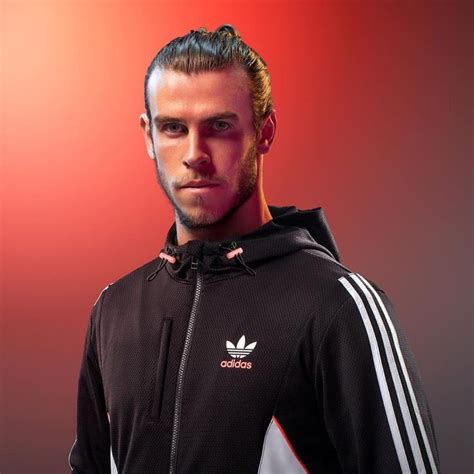 Gareth bale used to sport somewhat normal hair, like a sheepish teenager who follows the crowd. The Gareth Bale Haircut: Tips on Achieving His Looks | Gareth bale, Soccer players haircuts, Soccer