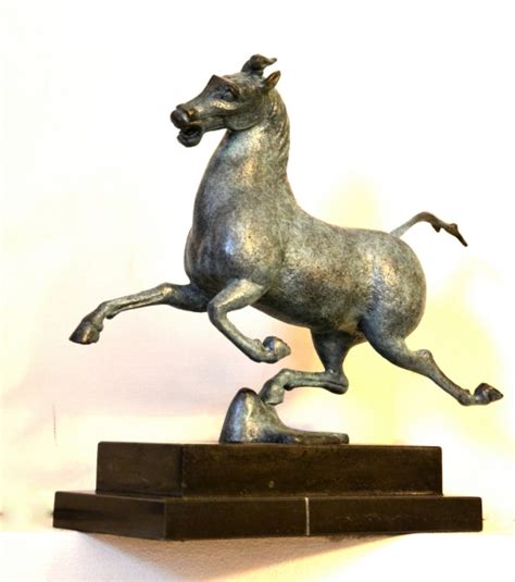 Bronzefigur Das Fliegende Pferd Von Gansu In Bronze Auf Marmorsockel