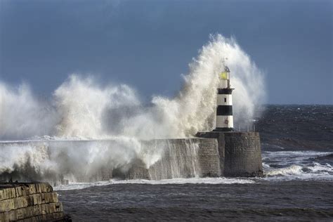 Rough Sea At Seaham Lighthouse In England Lighthouse World Wallpaper