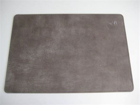 Eine schreibtischunterlage aus leder ist ein produkt im bereich schreibtischzubehör, welches auf dem arbeitsbereich ausgelegt wird, um diesen vor flecken, wasser oder anderen verschmutzungen. Schreibtischunterlage Leder 70x50 cm in 24 Farben ...