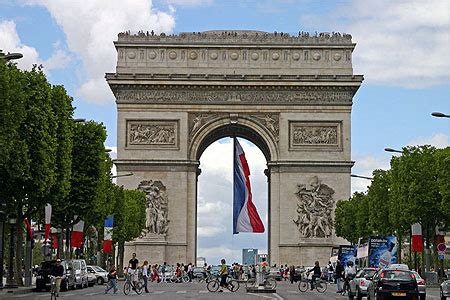 The arc looks spectacular and you can go to the top of it and get a great view of the city. L'arc de triomphe : Champs-Élysées : 8ème arrondissement ...