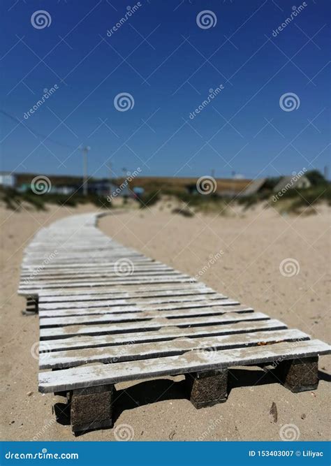 houten voetpad op het zand die in perspectief gaan stock afbeelding image of afstand gemaakt