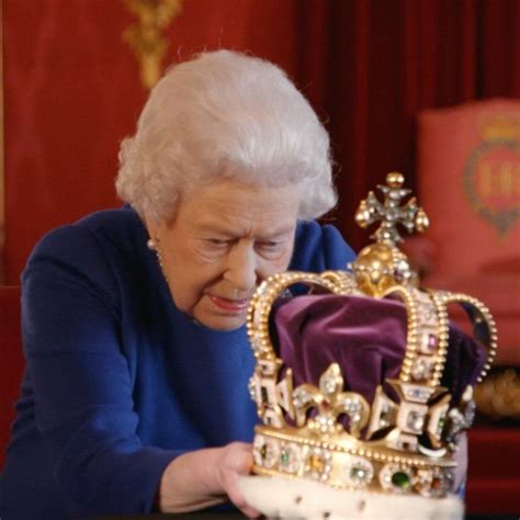 The Queen Nonchalantly Manhandling The Crown Jewels Is The Best Thing