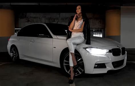 Скачать обои взгляд Девушки BMW красивая девушка Валерия белый авто позирует над машиной