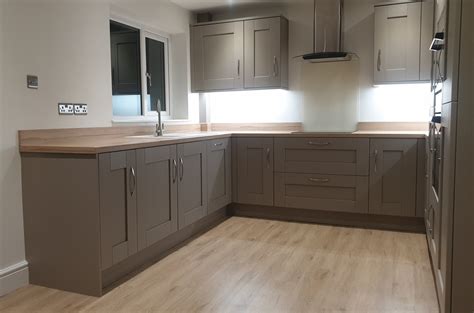 Connecting us to nature, green can be a soothing shade, whichever version you choose, and make kitchen cabinets a fabulous feature of the scheme rather than a subtle backdrop to colorful backsplashes or flooring. Stone grey wood effect shaker with a light oak effect ...