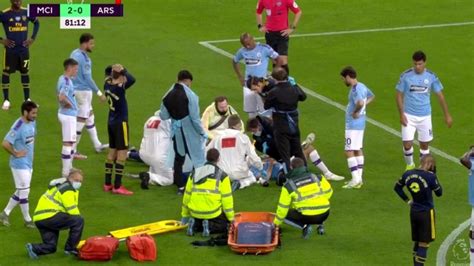 The brazilian came flying out of his goal to deal with a. Ederson arrolló sin querer a Eric Garcia y se fue ...