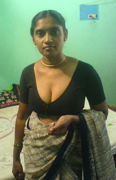 Sexy Tamil Aunty Showing Her Big Boobs Look Beautiful Sexy