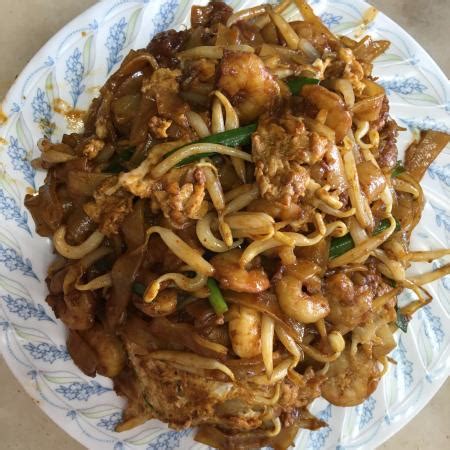Recipe for char kway teow, wide flat rice noodles stir fried with chinese sausages, pork, shrimp, cockles, bean sprouts and lightly beaten eggs. kuew teow goreng special - Picture of Restaurant Doli ...