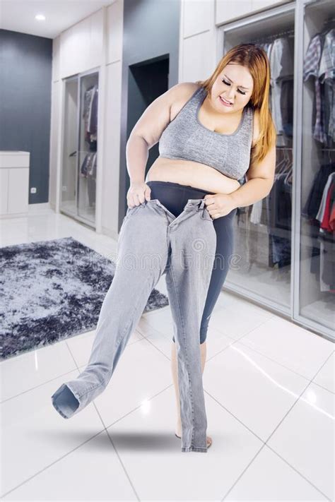 Mulher Obesa Tentando Usar Jeans Pequenos Imagem De Stock Imagem De Gordinho Hispânico 171180727