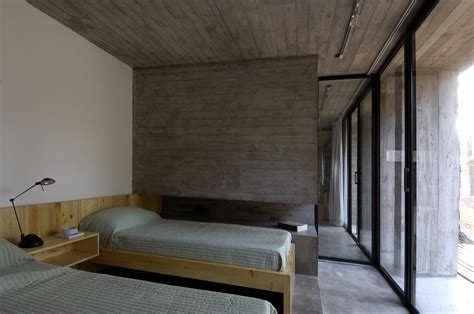 Nuestras casas prefabricadas de hormigón ahorran hasta un 75% del tiempo de construcción con respecto a una vivienda tradicional. Casa de Hormigon / BAK Arquitectos | Plataforma Arquitectura