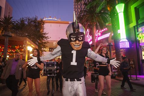 Raiders Fans Gather To Watch Mnf On Las Vegas Strip Raiders News Sports