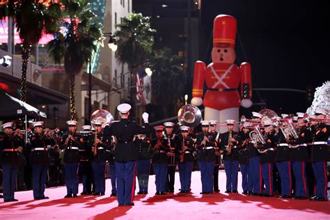 Photos Hollywood Christmas Parade Returns To Tinseltown Pasadena