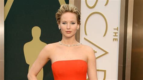 Watch Jennifer Lawrence Takes A Tumble At Oscars Entertainment Tonight