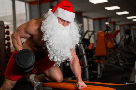 Santa Claus En El Gimnasio Hombre Muscular Con Torso Desnudo Haciendo Ejercicios De Barbacoa