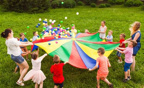 11 Fun Parachute Games For Kindergarteners To Play In Your Backyard