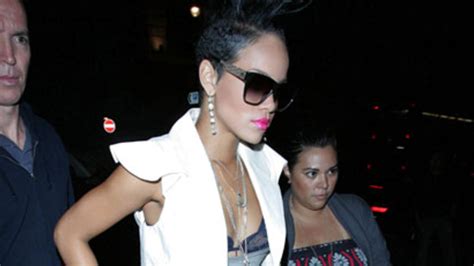 Sexy Rihanna Feiert Im Bh Oe24at