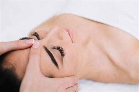 Free Photo Woman Receiving A Relaxing Facial Massage