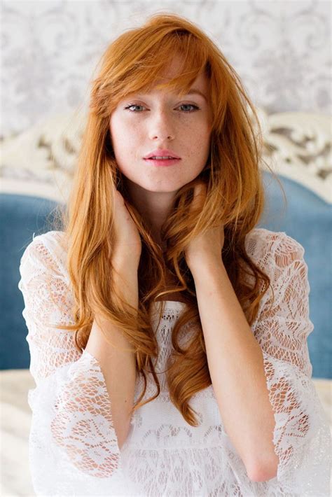 couleur rousse tête de lit en blanc et bleu femme aux cheveux longs