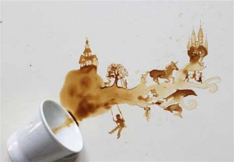 普通人喝咖啡，天才打翻它來作畫