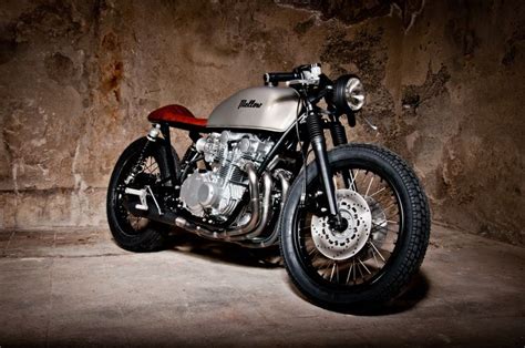 The term cafe racer comes from the rockers in old great britain who drove motorcycles from café to café on the main roads. Suzuki GS550 Cafe Racer Tintin - Mellow Motorcycles