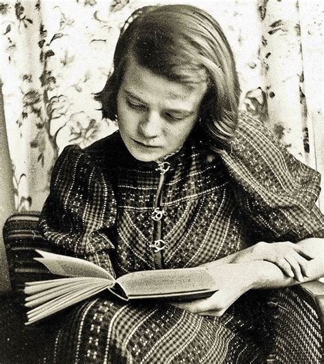 Sophie scholl's parents had little use for the new regime, and were upset to see their children react with enthusiasm to the nazis, even taking on leadership positions in nazi youth organizations. "Et Lux in tenebris lucet" (Jn 1, 5): SOPHIE SCHOLL (1921 ...